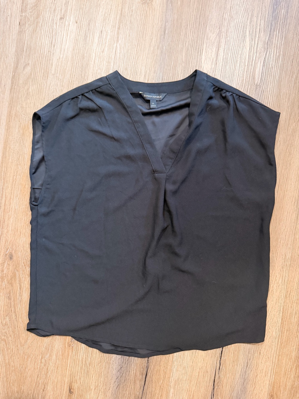 Banana Republic Black V-Neck Sleeveless Top size m